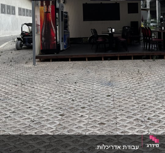 מסעדה קטנה עם שלטים ותפריט בחוץ